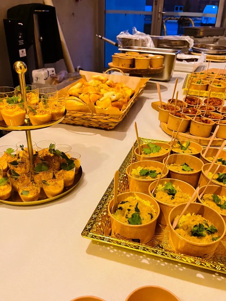 Photo de l'installation d'un buffet traiteur pour Fleur d'Oranger