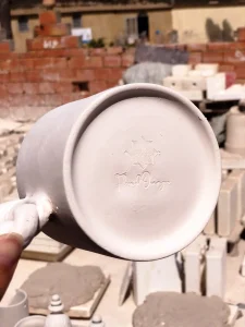 Photo d'une tasse du souk marocain, avec le logo